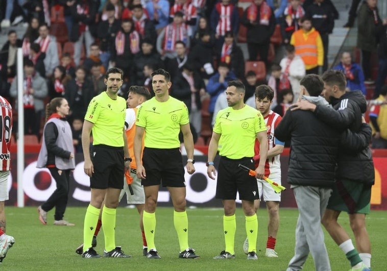 El Sporting de Gijón estudia si hubo vulneración del protocolo VAR en la expulsión de Rubén Yáñez